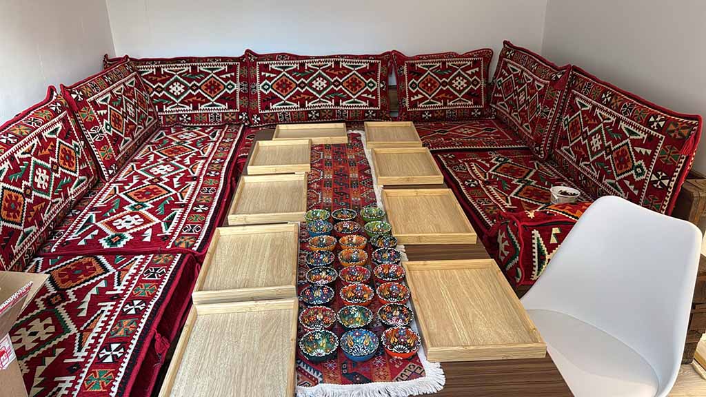 Orientalisch eingerichteter privater Workshop-Raum mit Sitzlandschaft und Mosaikschalen im Orient Art Studio Berlin