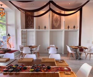 Workshop-Tische mit orientalischen Teppichen im Hintergrund – ideal für Junggesellinnenabschiede in Berlin