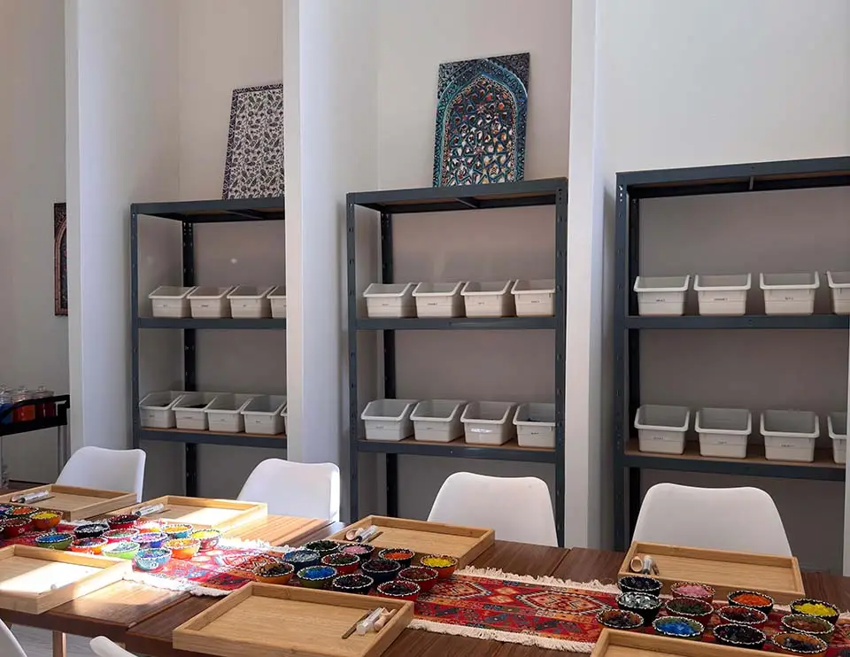 Regal mit bunten Mosaiksteinen und Perlen im Workshop-Studio in Berlin