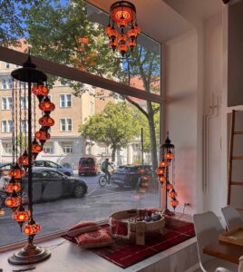 Blick aus dem Schaufenster mit zwei großen orientalischen Stehleuchten im Workshop-Studio in Berlin