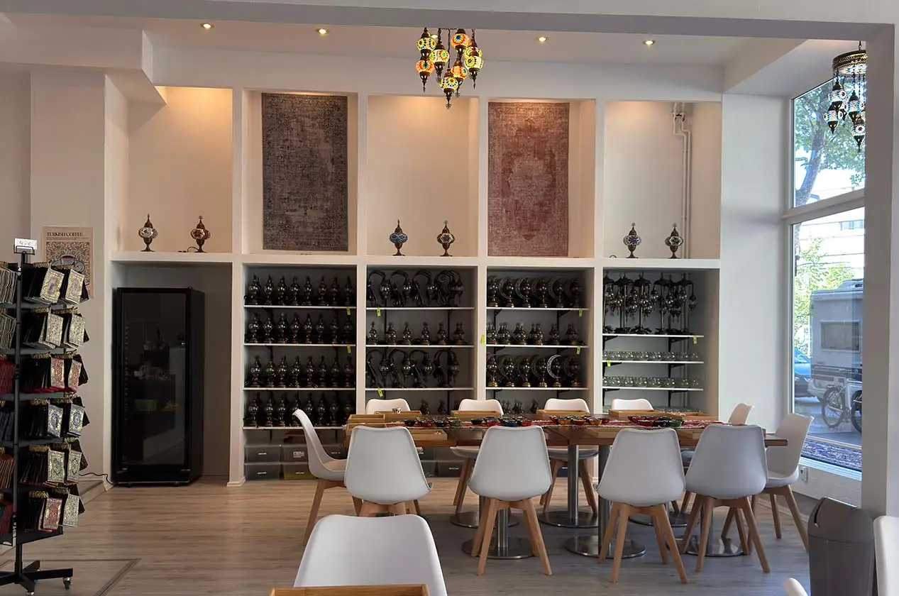 Großer Tisch für Teamevents in Berlin mit Mosaiklampen-Regal im Hintergrund