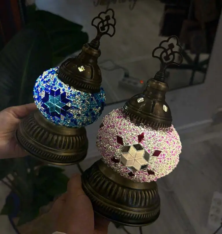 Teilnehmer gestaltet eine Mosaiklampe im DIY Workshop Berlin