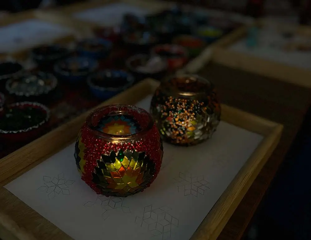 Teilnehmerin gestaltet eine orientalische Mosaiklampe beim DIY Workshop in Berlin