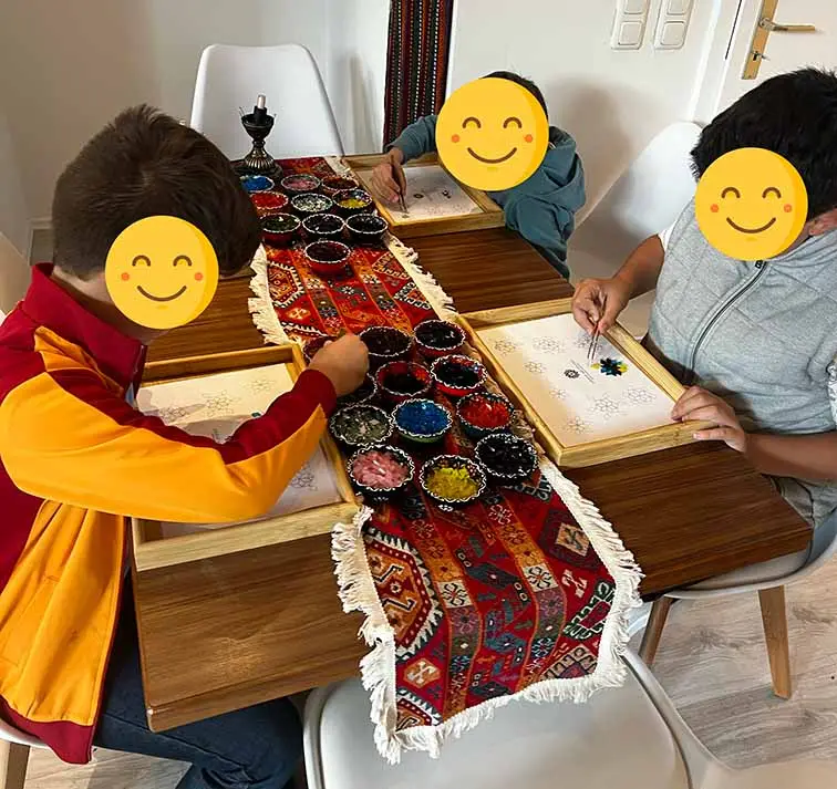 Drei Kinder gestalten Mosaiklampen beim Kindergeburtstag in Berlin