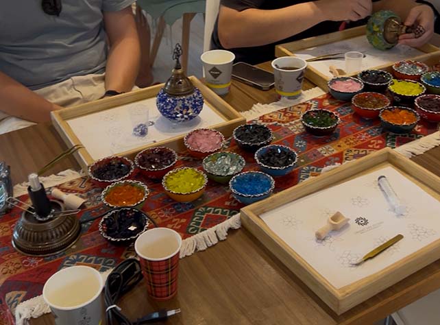 Kreative Aktivität in Berlin: Teilnehmer:innen gestalten Mosaiklampen im DIY-Workshop