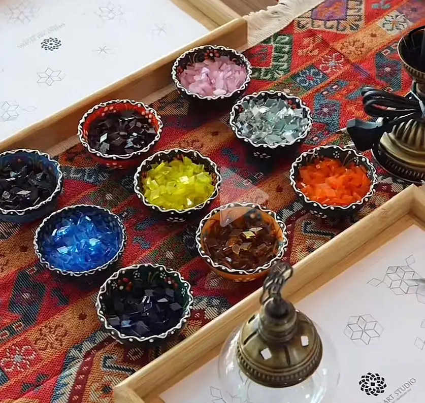 Teilnehmerin gestaltet Mosaiklampe beim DIY Workshop in Berlin im Orient Art Studio