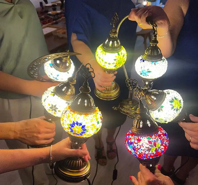 Sieben selbstgemachte Mosaiklampen einer Freundesgruppe bei einem Workshop in Berlin