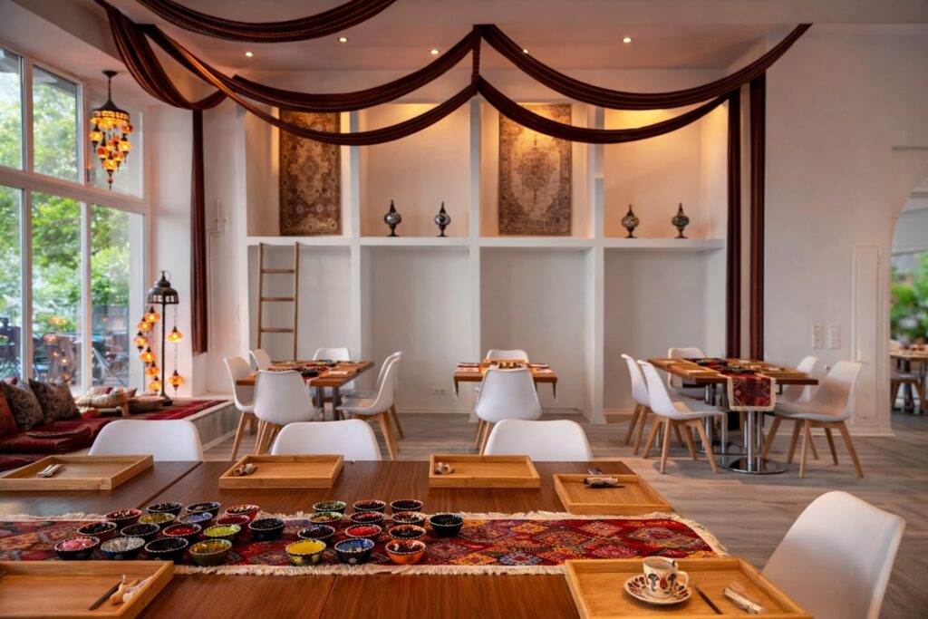 Kreativer Workshopraum im Orient Art Studio Berlin mit Mosaiksteinen und orientalischer Atmosphäre