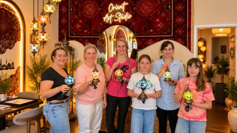Gruppe mit selbst gestalteten Mosaiklampen beim JGA in Berlin
