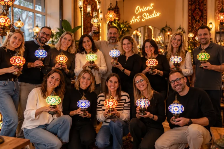 Team nach dem Mosaiklampen-Workshop in Berlin mit selbst gestalteten Lampen